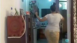 Hot desi indian bhabi shaking her sexi ass &boobs on bigo live...1